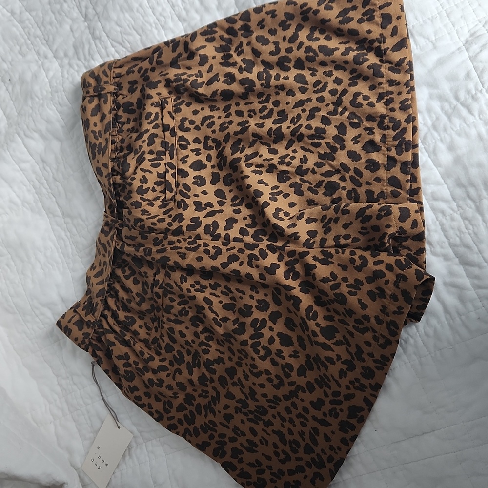 NWT leopard high waisted shorts - Picture 3 of 3